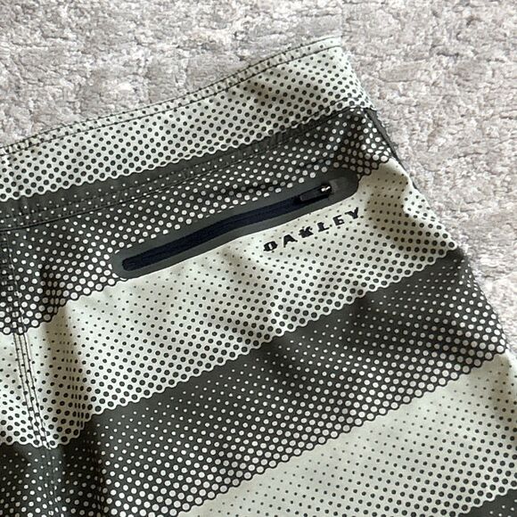 Oakley Board Shorts Mens 36 Performance Fit Swimming Surf Green Swim Trunks - Picture 7 of 7